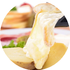 Raclette Catering Spread mit Aufschnitt und Kartoffeln
