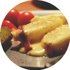 Raclette klassisch mit Kartoffeln, Essiggurke und Silberzwiebeln
